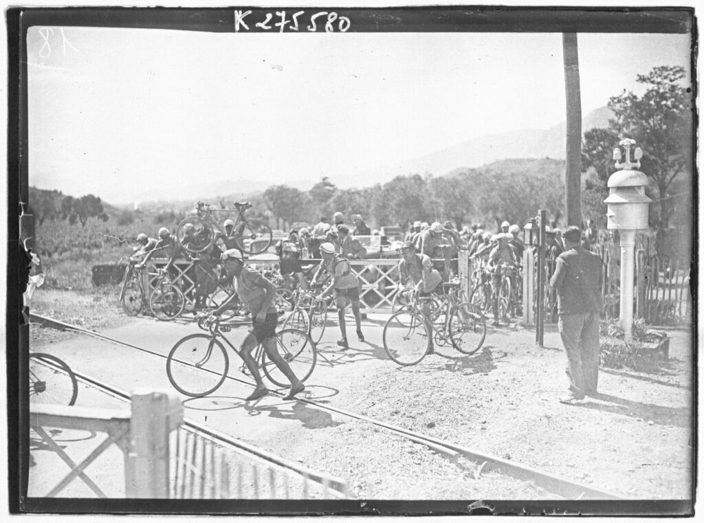 Sujet : Tour de France (course cycliste)
Appartient à l’ensemble documentaire : MidiPyren1
Appartient à l’ensemble documentaire : MnS000
Image de presse
Couverture : 16 juillet 1938
Langue : français

Éditeur : [Agence Meurisse ?] (Paris)