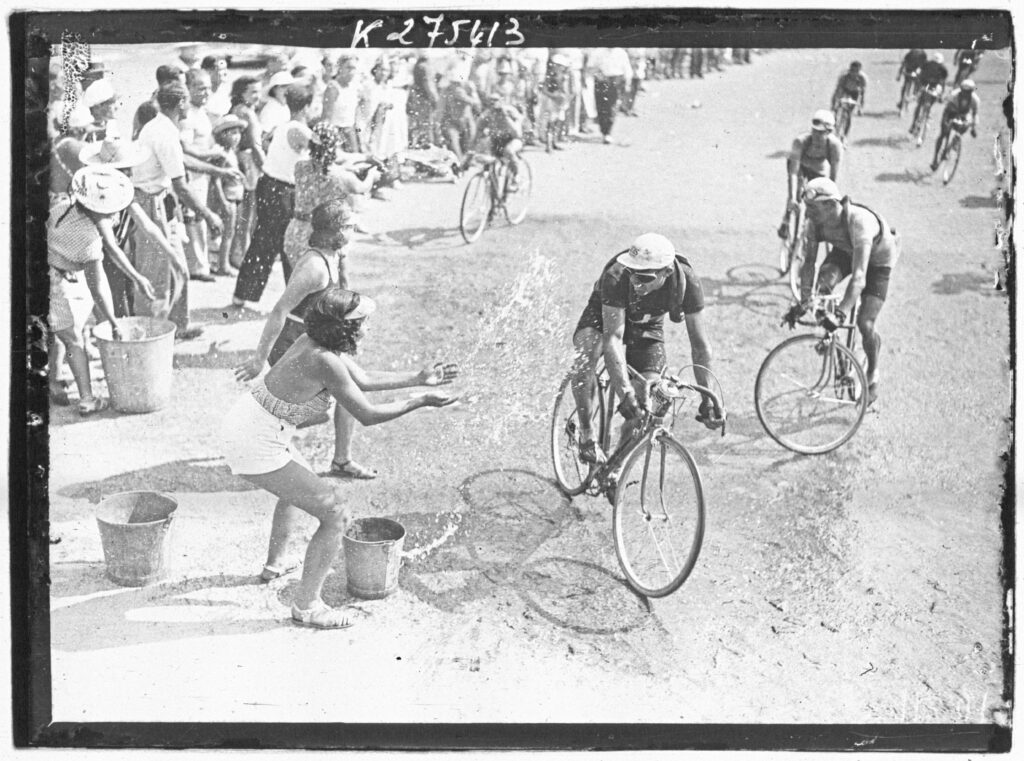 Sujet : Tour de France (course cycliste)
Appartient à l’ensemble documentaire : MnS000
Image de presse
Couverture : 19 juillet 1938
Langue : français

Éditeur : [Agence Meurisse ?] (Paris)