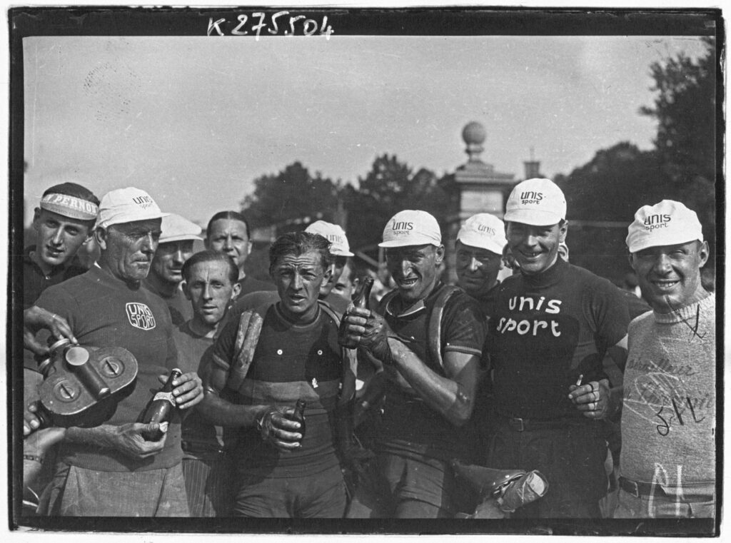 Sujet : Tour de France (course cycliste)
Appartient à l’ensemble documentaire : MnS000
Image de presse
Couverture : 25 juillet 1938
Langue : français

Éditeur : [Agence Meurisse ?] (Paris)