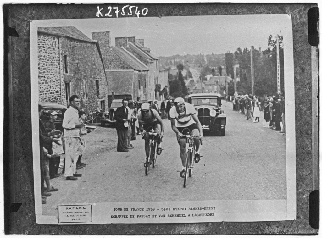 Sujet : Tour de France (course cycliste)
Appartient à l’ensemble documentaire : MnS000
Image de presse
Couverture : 12 juillet 1939
Langue : français

Éditeur : [Agence Meurisse ?] (Paris)