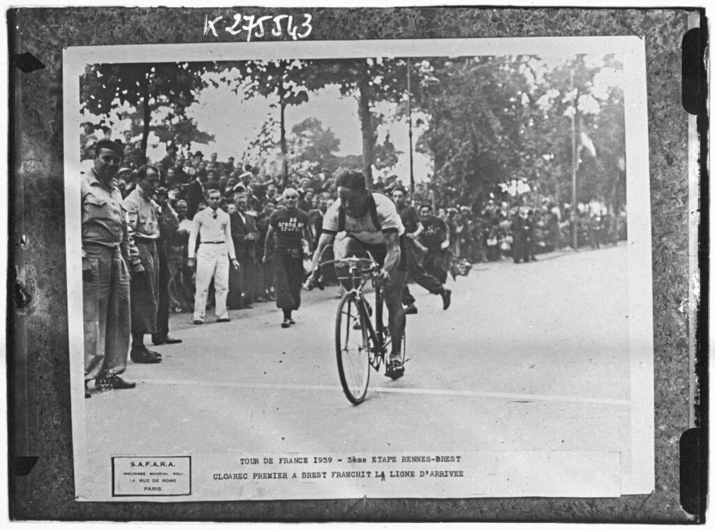 Sujet : Tour de France (course cycliste)
Appartient à l’ensemble documentaire : MnS000
Image de presse
Couverture : 12 juillet 1939
Langue : français

Éditeur : [Agence Meurisse ?] (Paris)