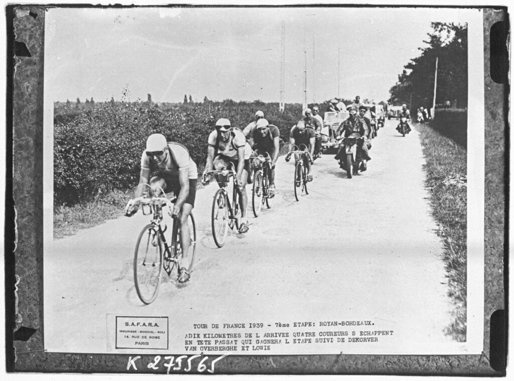 Sujet : Tour de France (course cycliste)
Appartient à l’ensemble documentaire : MnS000
Image de presse
Couverture : 17 juillet 1939
Langue : français

Éditeur : [Agence Meurisse ?] (Paris)