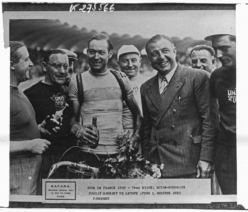 Sujet : Tour de France (course cycliste)
Appartient à l’ensemble documentaire : MnS000
Image de presse
Couverture : 17 juillet 1939
Langue : français

Éditeur : [Agence Meurisse ?] (Paris)