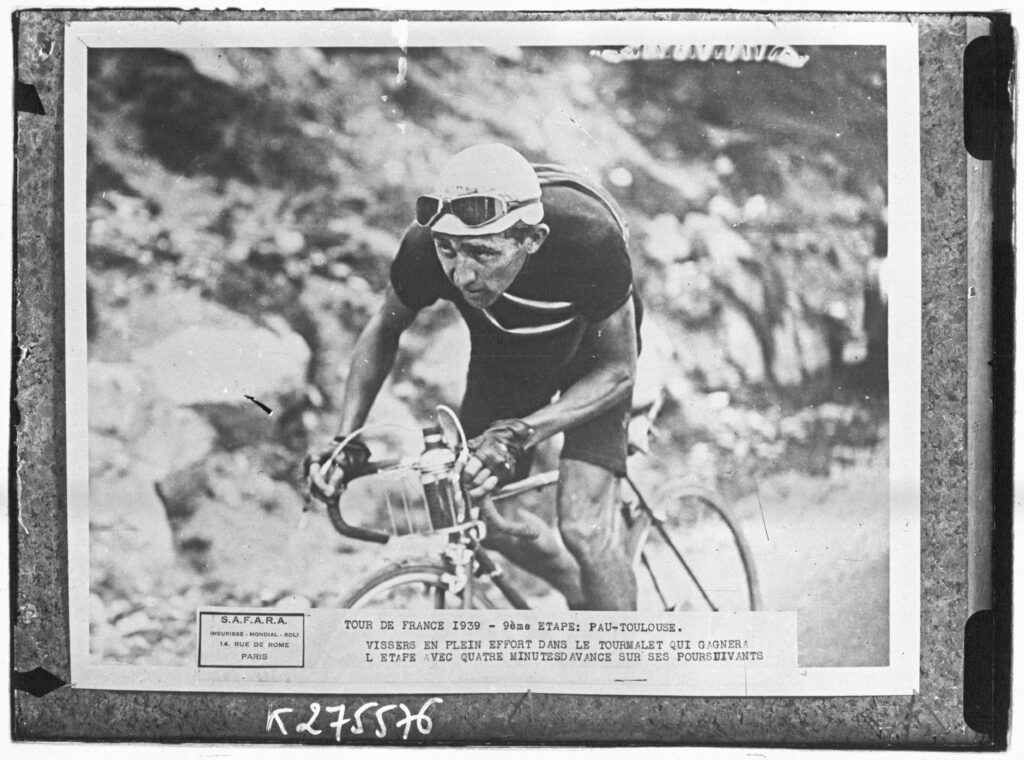 Sujet : Tour de France (course cycliste)
Appartient à l’ensemble documentaire : MidiPyren1
Appartient à l’ensemble documentaire : RsAlis000
Appartient à l’ensemble documentaire : RsAlis014
Appartient à l’ensemble documentaire : MnS000
Image de presse
Couverture : 19 juillet 1939
Langue : français

Éditeur : [Agence Meurisse ?] (Paris)