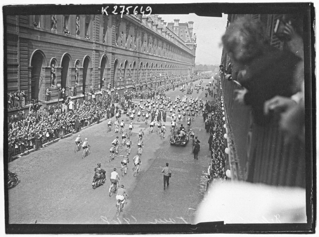 Sujet : Tour de France (course cycliste)
Appartient à l’ensemble documentaire : MnS000
Image de presse
Couverture : 30 juin 1948
Langue : français

Éditeur : [Agence Meurisse ?] (Paris)