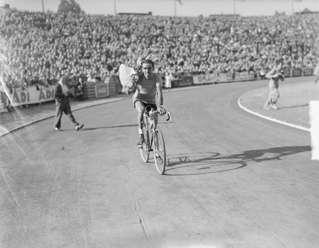 Collectie / Archief : Fotocollectie Anefo
Reportage / Serie : [ onbekend ]
Beschrijving : Tour de France, 2e etappe Reims-Brussel. Finish, Winnaar Roger Lambrecht (België) met bloemen
Datum : 1 juli 1949
Locatie : België, Brussel
Trefwoorden : sport, wielrennen
Persoonsnaam : Lambrecht Roger
Fotograaf : Oorschot, […] van / Anefo
Auteursrechthebbende : Nationaal Archief 
Materiaalsoort : Glasnegatief
Nummer archiefinventaris : bekijk toegang 2.24.01.09

Bestanddeelnummer : 903-4610