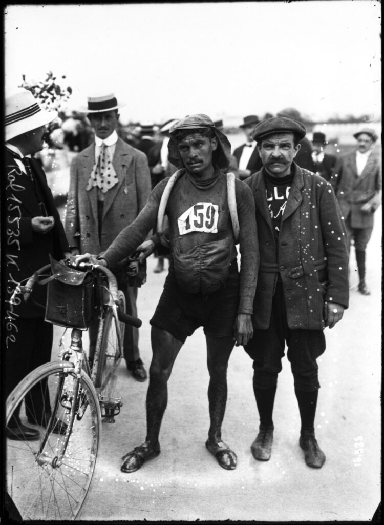 Sujet : Deloffre, Jules (1885-1963)
Tour de France (course cycliste)
Cyclisme
Coureurs cyclistes
Courses cyclistes -- France
Photographie de presse -- 1900-1945
Référence bibliographique : Rol, 15535
Appartient à l’ensemble documentaire : Pho20Rol
Appartient à l’ensemble documentaire : MnS000
Couverture : 30 juillet 1911

Langue : français