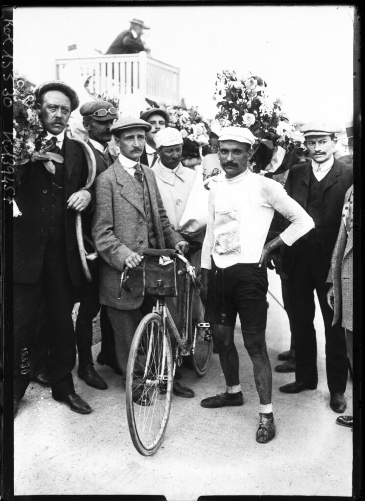 Sujet : Garrigou, Gustave (1884-1963)
Tour de France (course cycliste)
Cyclisme
Coureurs cyclistes
Courses cyclistes -- France
Photographie de presse -- 1900-1945
Référence bibliographique : Rol, 15530
Appartient à l’ensemble documentaire : Pho20Rol
Appartient à l’ensemble documentaire : MnS000
Couverture : 30 juillet 1911

Langue : français
