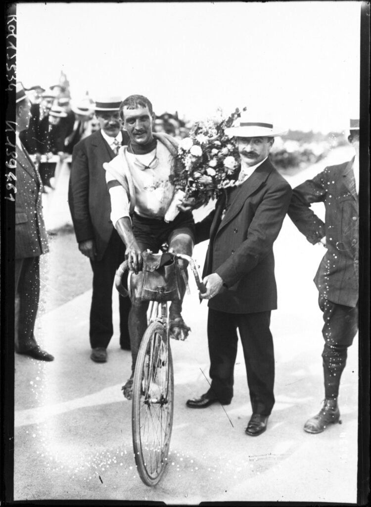 Sujet : Godivier, Marcel (1887-1963)
Tour de France (course cycliste)
Cyclisme
Coureurs cyclistes
Courses cyclistes -- France
Photographie de presse -- 1900-1945
Référence bibliographique : Rol, 15534
Appartient à l’ensemble documentaire : Pho20Rol
Appartient à l’ensemble documentaire : MnS000
Couverture : 30 juillet 1911

Langue : français