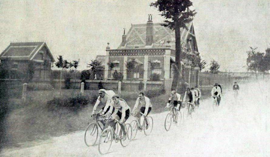 Tour de France 1906, le peloton de tête sur la route de Lens.