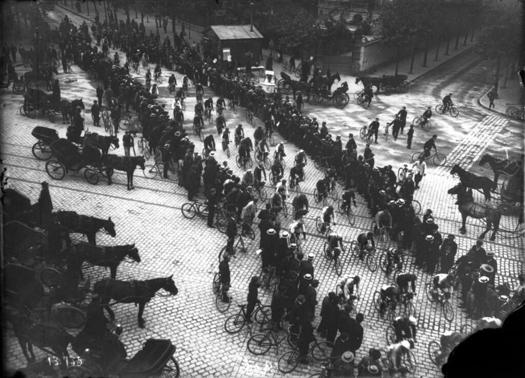 Le départ de la 1e étape du Tour de France 1906 vu d'une fenêtre du 3e étage à Neuilly, photographie publiée à la une du journal l'Auto le 5 juillet 1906