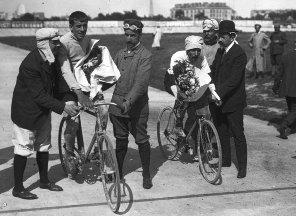 Tour de France 1906. Tour d'honneur des vainqueurs René Pottier et Georges Passerieu.
