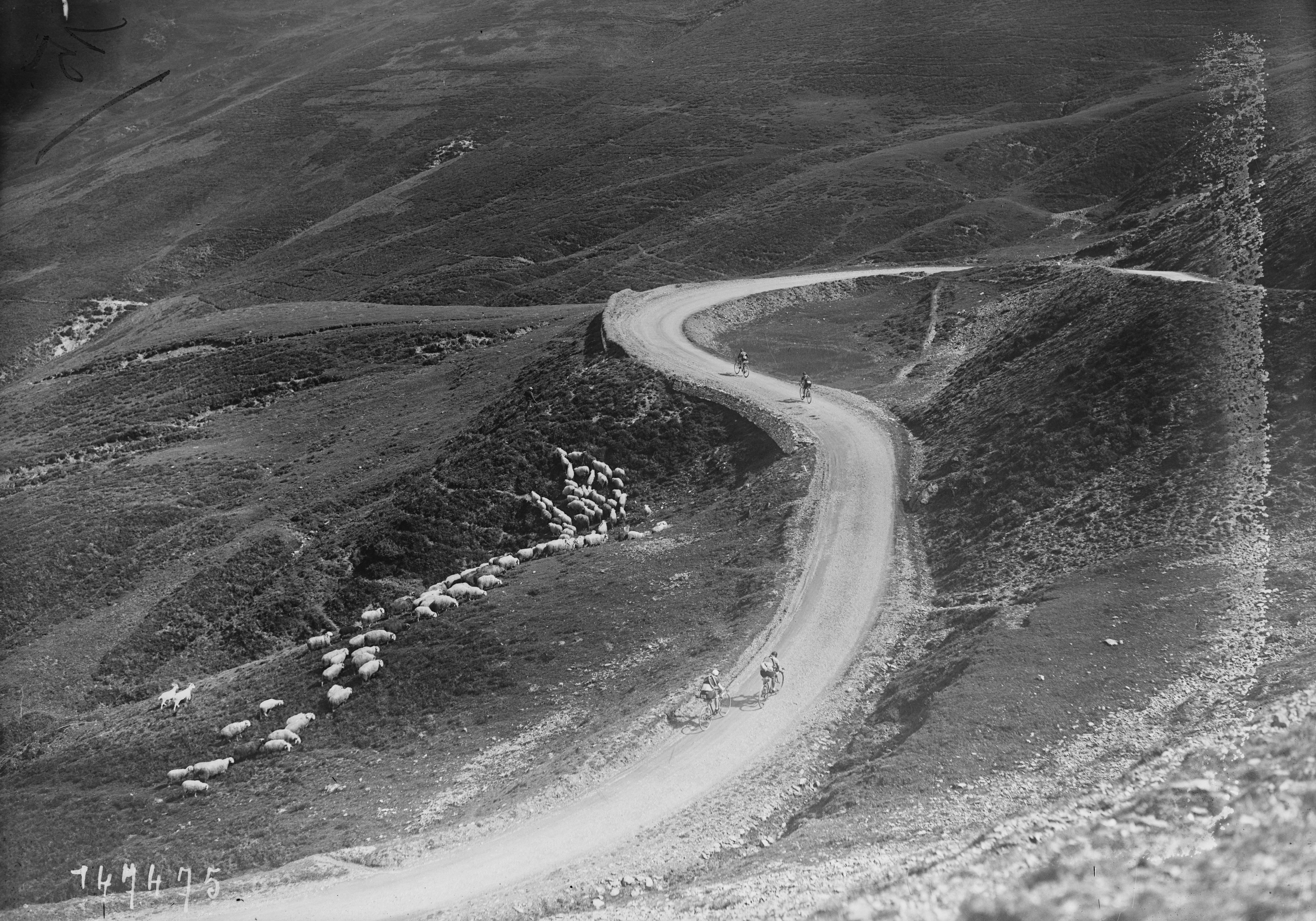 [Tour de France, cyclistes sur route de montagne, 10 juillet 1930] : [photographie de presse] / [Agence Rol]