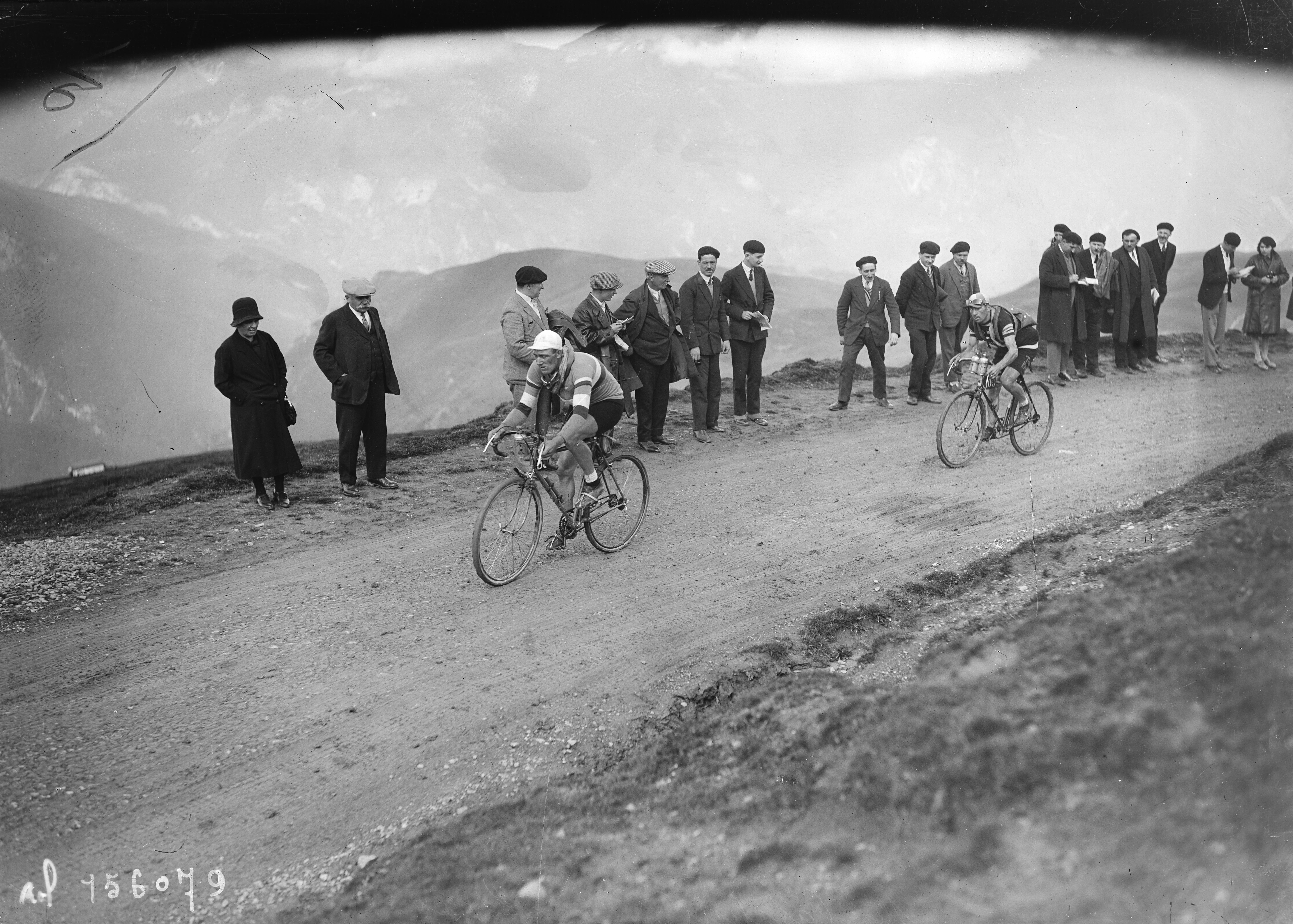 [8/7/31, Tour de France cycliste dans les Pyrénées, de gauche à droite] Leducq, Alex Catalini : [photographie de presse] / [Agence Rol]