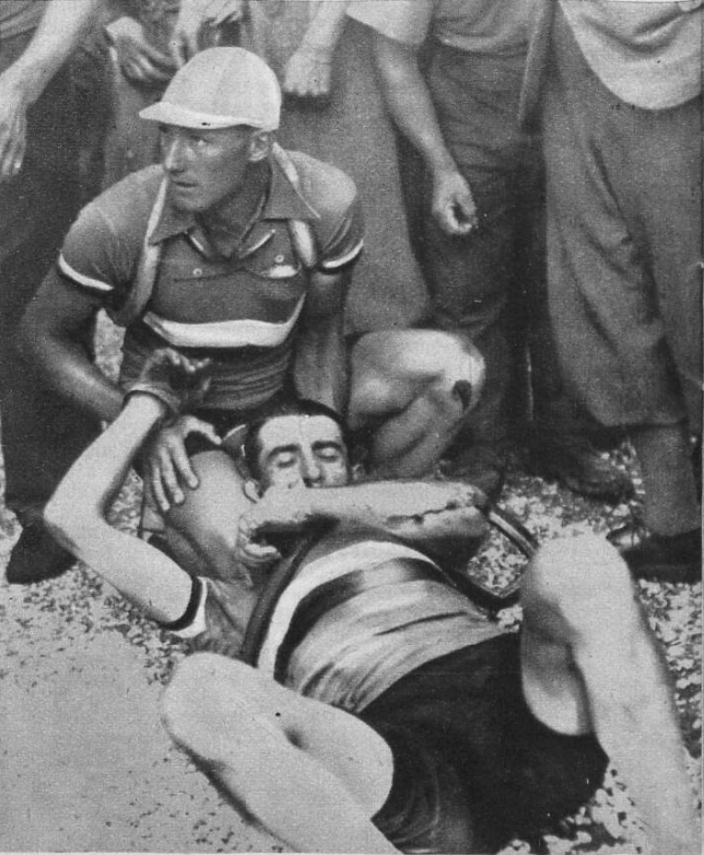 Antonin Magne vient de chuter lors de la 7e étape du Tour de France 1935. Il est soutenu par André Leducq.