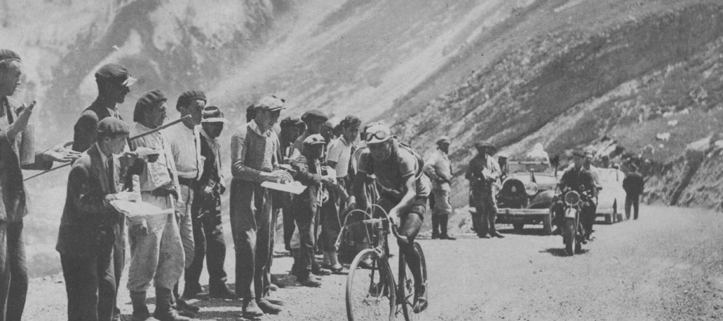 René Vietto dans la montée du col du Galibier lors de la 7e étape du Tour de France 1935.