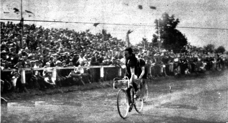 Jean Aerts l'emporte à l'arrivée de la 4e étape du Tour de France 1935 sur le vélodrome du Champs-de-Mars à Belfort