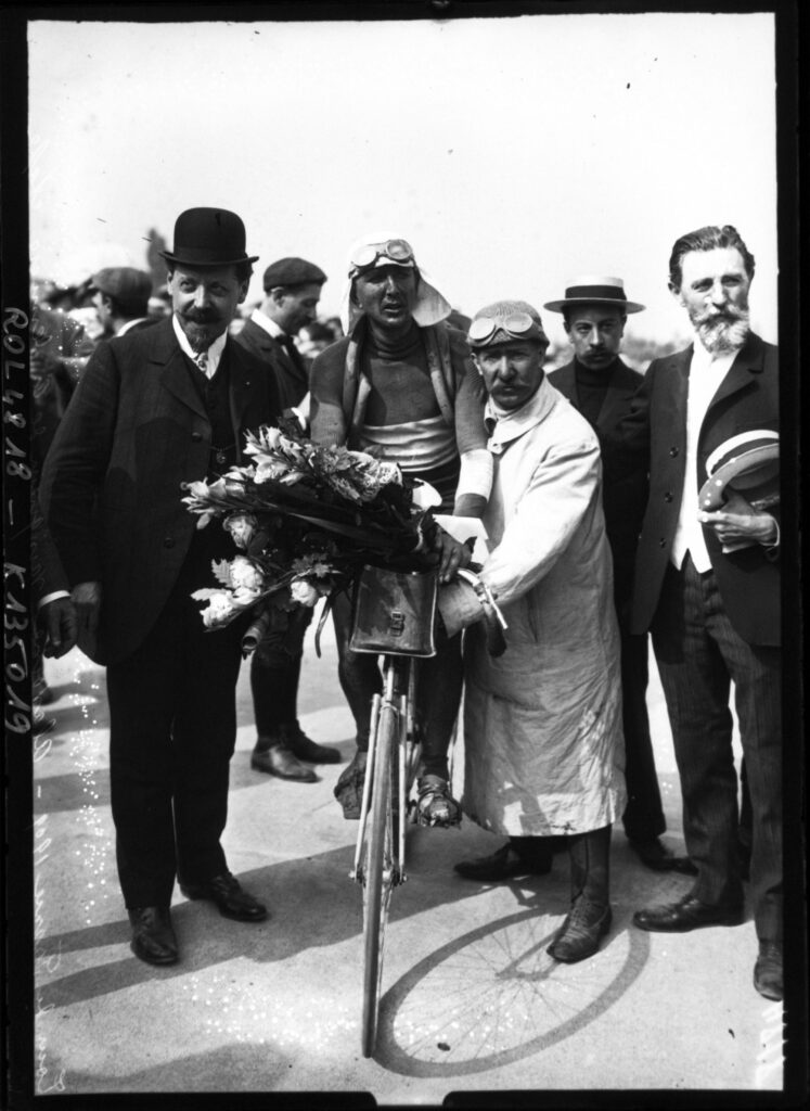 Jean Alavoine à l'arrivée du Tour de France 1909