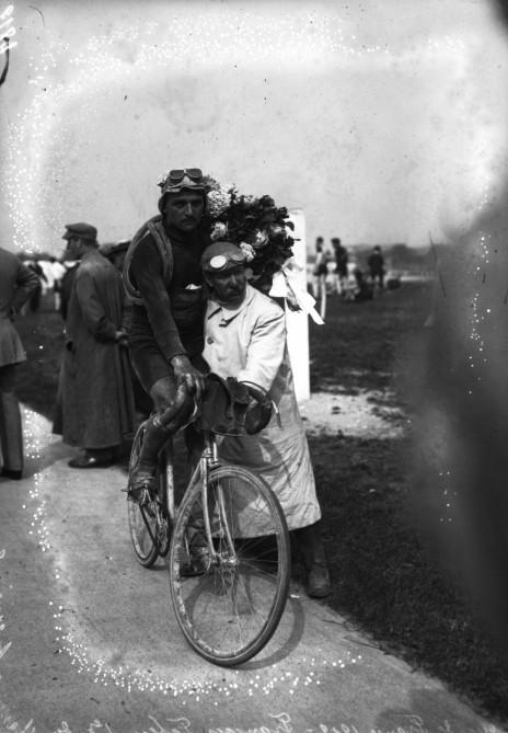 François Faber à l'arrivée du Tour de France 1909