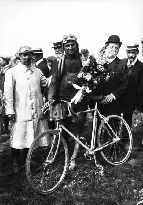 François Faber à l'arrivée du Tour de France 1909