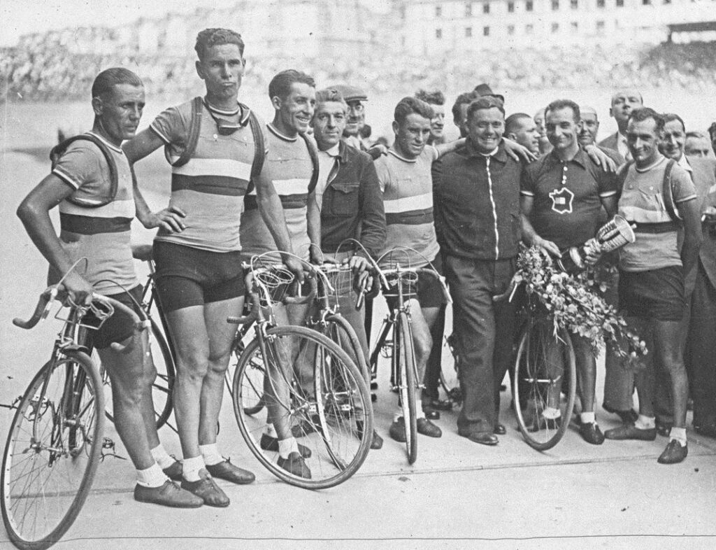 Tour de France 1937, 20e étape Caen-Paris le 25 juillet. Parc des Princes, (de g. à dr.) Robert Tanneveau, Emile Gamard, Sylvain Marcaillou, Pierre Cloarec, Roger Lapebie, Paul Chocque (les 6 coureurs de l'équipe de France qui restent sur les 10 du départ)