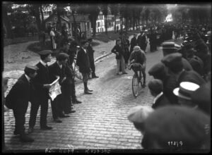 Sujet : Albini, Pierino (1885-1955)
Tour de France (course cycliste)
Courses cyclistes -- France
Coureurs cyclistes
Publics
Versailles (Yvelines, France)
Photographie de presse -- 1900-1945
Référence bibliographique : Rol, 11079
Appartient à l’ensemble documentaire : Pho20Rol
Appartient à l’ensemble documentaire : MnS000
Couverture : 31 juillet 1910

Langue : français