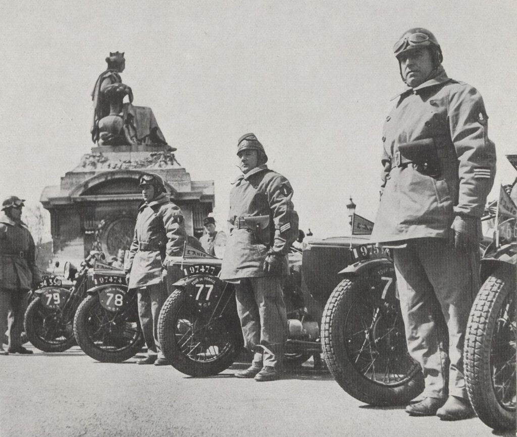 Tour de France militaire motocycliste 1938 (photographie parue dans le magazine Plein Ciel en mai 1938)
L'ÉQUIPE DE LA 4e LÉGION DE LA G. R. M. QUI SE CLASSERA EN TÊTE DE SA CATÉGORIE : CAPITAINE LAFFITTE, M. D. L. CHEF CLAUDE, GARDE SANTUCCI.