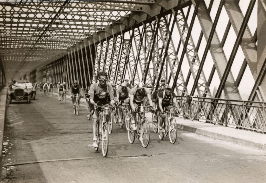 Omschrijving: Wielrennen. Tour de France/Ronde van Frankrijk 1926, 8e etappe Les Sables d'Olonne-Bordeaux (285 km). Foto: De renners passeren de brug bij Saint- André de Cubzac. Deze HR scan is geschikt voor publicatie op A3 formaat. Zie ook sfa022004641 (HR scan, A4 formaat).