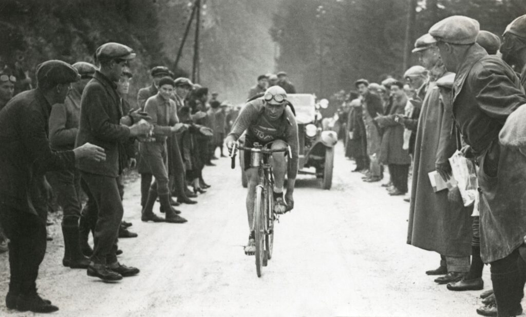 Omschrijving: Wielrennen. Tour de France/Ronde van Frankrijk 1926, 1e etappe Evian- Mulhouse (373 km), Frankrijk 20 juni 1926. De Italiaan Ottavio Bottecchia maakt zijn toeclips vast als hij de top heeft bereikt van de Col de la Faucille.