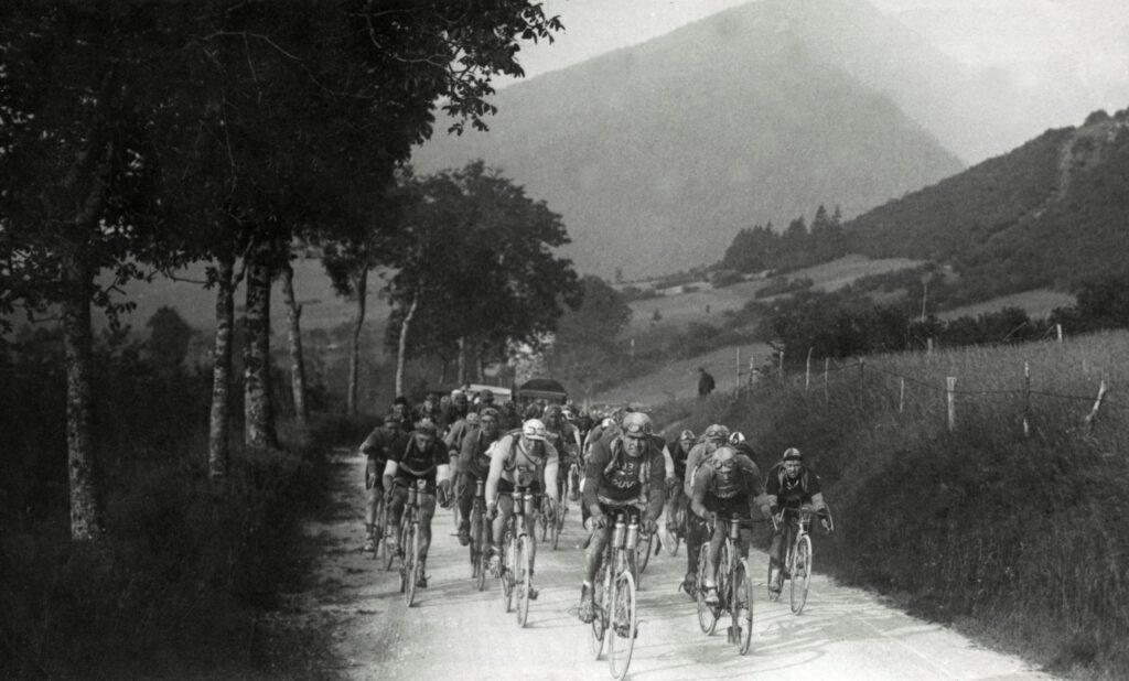 Omschrijving: Wielrennen. Tour de France/Ronde van Frankrijk 1926, 1e etappe Evian- Mulhouse (373 km), Frankrijk 20 juni 1926. Foto: Het peloton onderweg tijdens de eerste etappe.
