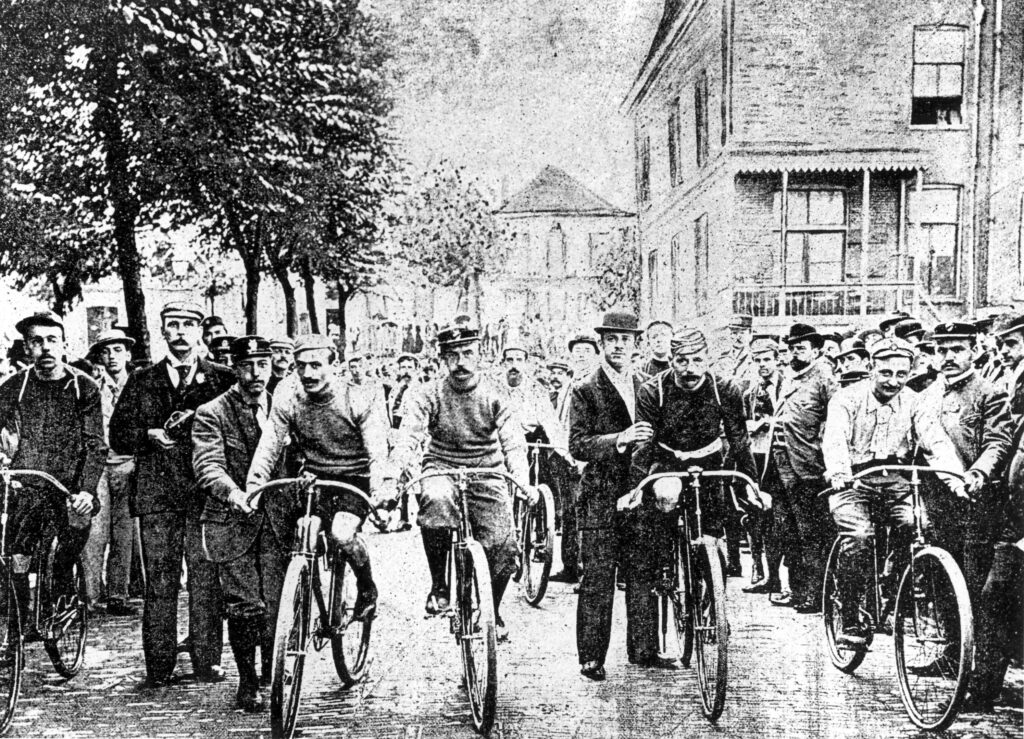 Omschrijving: Wielrennen, Tour de France, 1903. De eerste Tour de France met vertrek en aankomst in Parijs met winnaar Maurice Garin. [2e van links M.Garin]