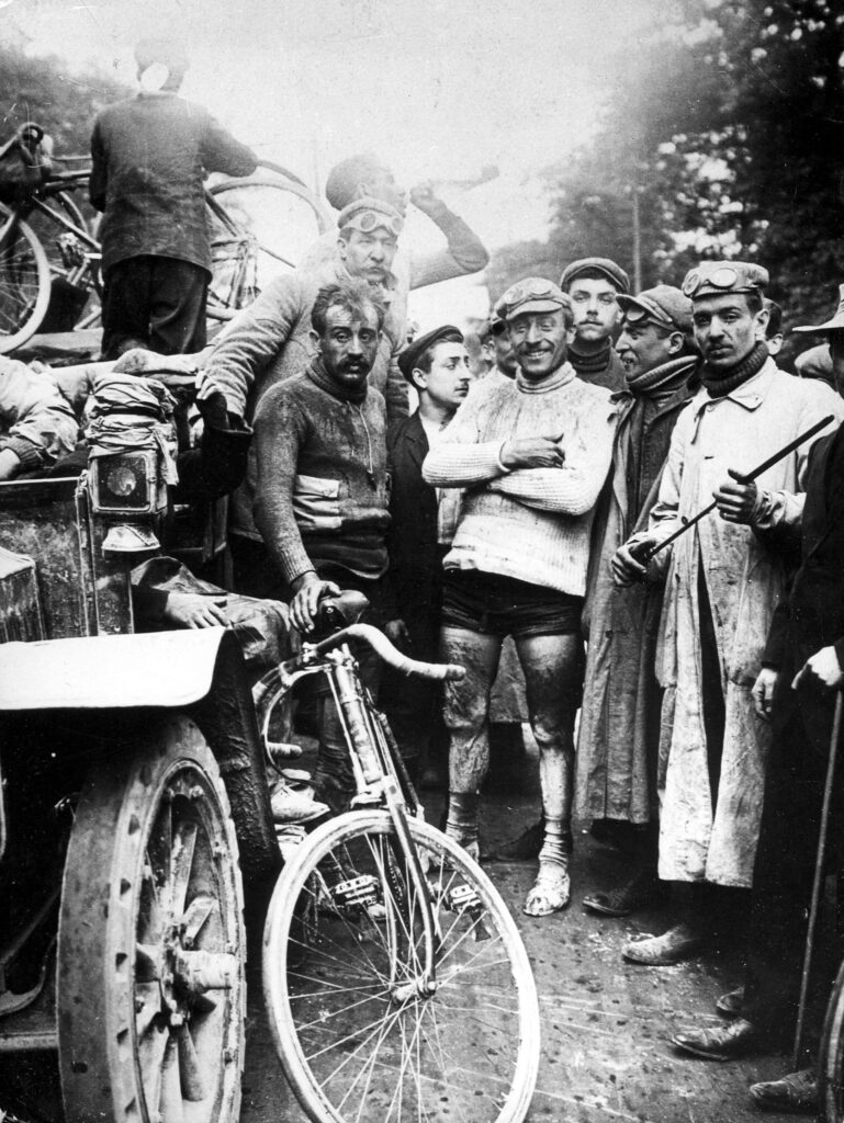 Omschrijving: Wielrennen, Tour de France 1903. Finish van de 1e Tour de France, links [Leon Georget] en rechts de eerste winnaar Maurice Garin. Parijs, juli 1903.
