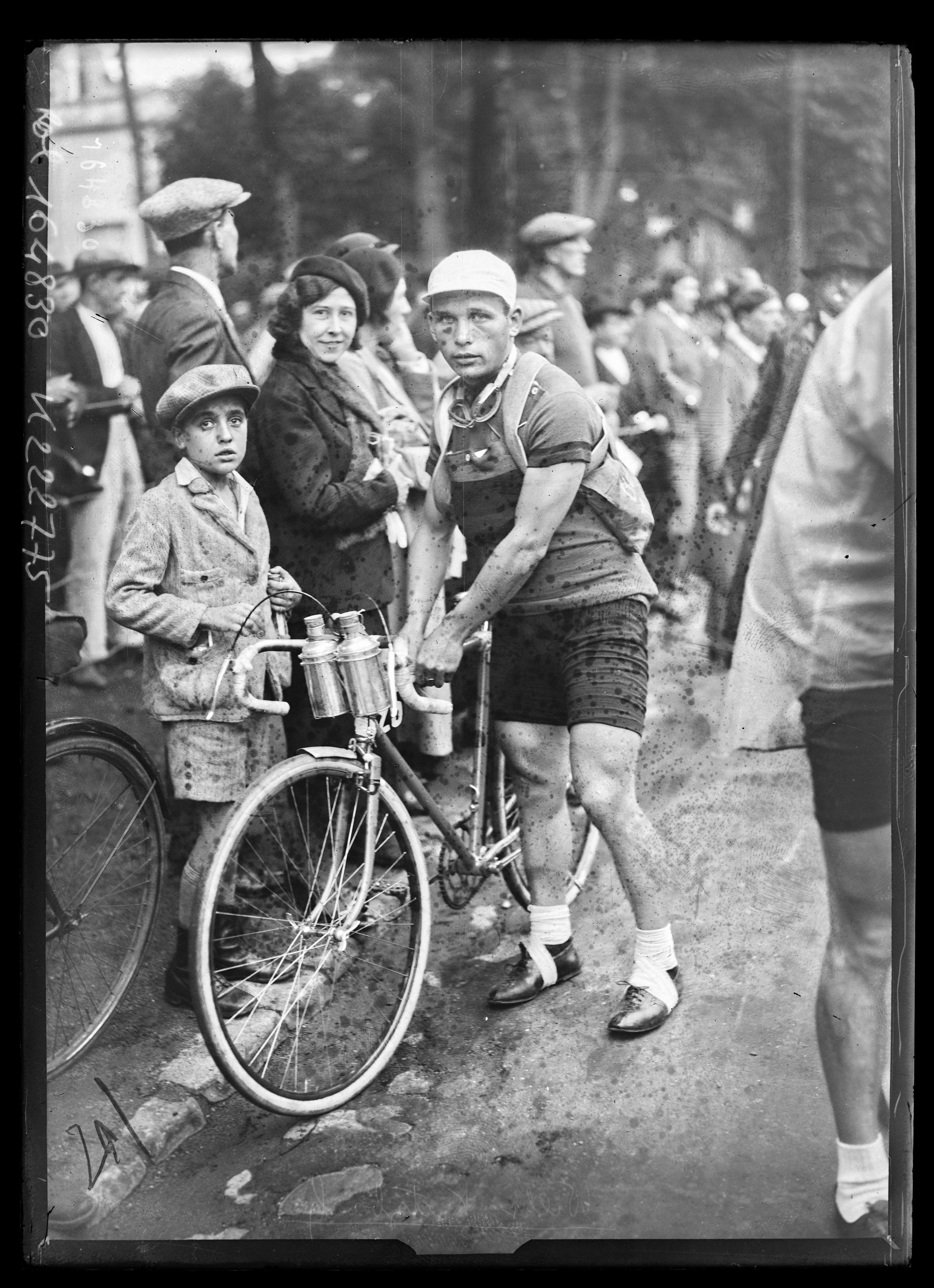 Sujet : Tour de France (course cycliste)
Coureurs cyclistes -- Allemagne
Le Vésinet (Yvelines, France)
Portraits -- 1914-1945
Référence bibliographique : Rol, 164830
Appartient à l’ensemble documentaire : Pho20Rol
Image de presse
Couverture : 06 juillet 1932

Langue : français